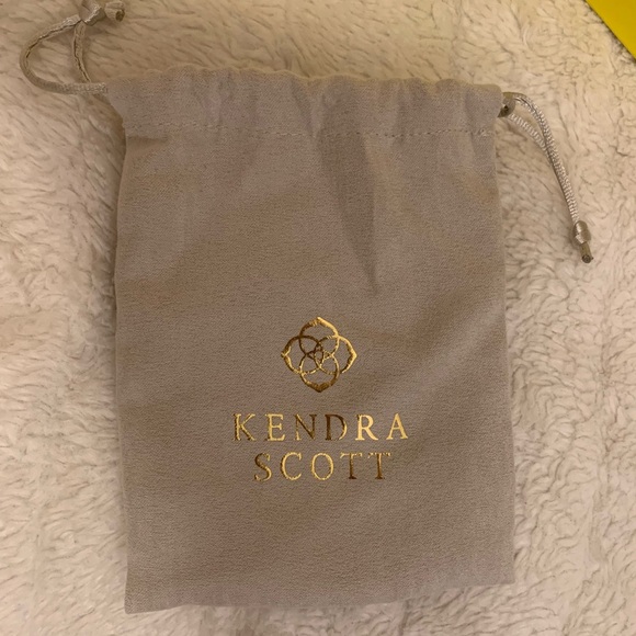 Kendra Scott 💛 Elisa Brie Pendant Necklace in Gold - Picture 5 of 7